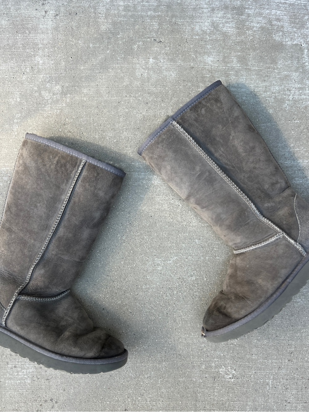 UGG Women’s Gray Suede Knee High Boots Round Toe Pull On Rubber Sole Logo